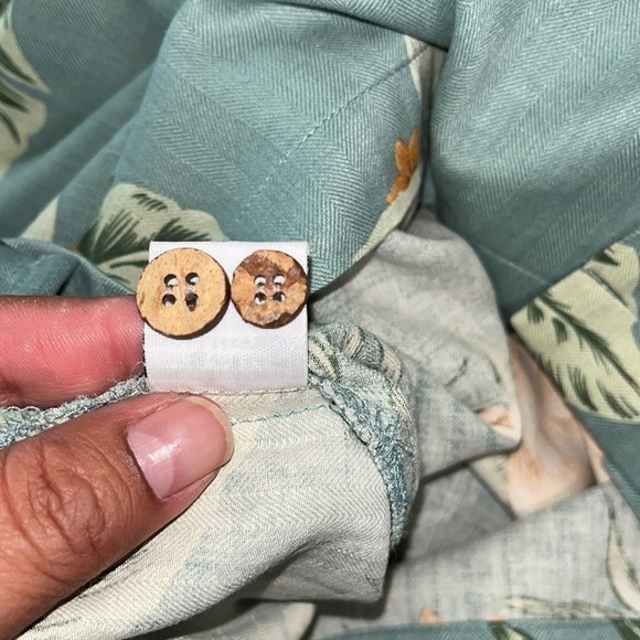 Tommy Bahama 100% SILK
Hawaiian Shirt Men's MEDIUM
Light green w/ Beige Flowers - Picture 10 of 10